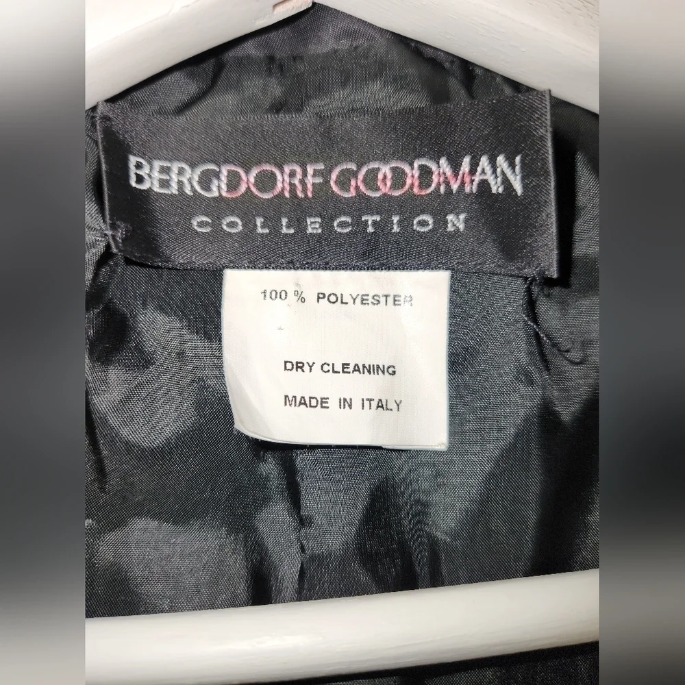 BERGDORF GOODMAN Sleek Bomber Jacket Black edgy cropped length SIZE 8